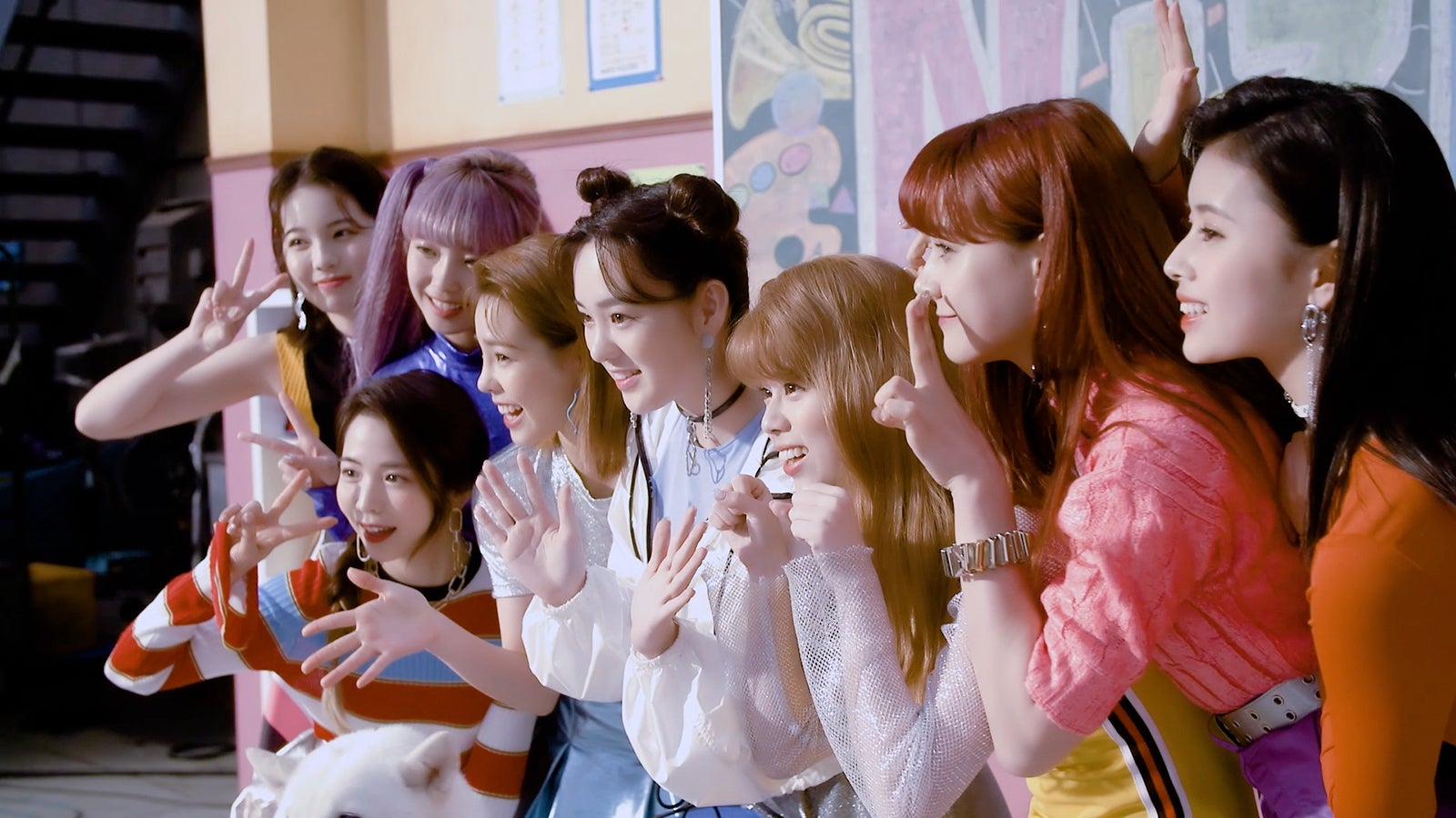 記念撮影をするお父さんとNiziU （提供写真）