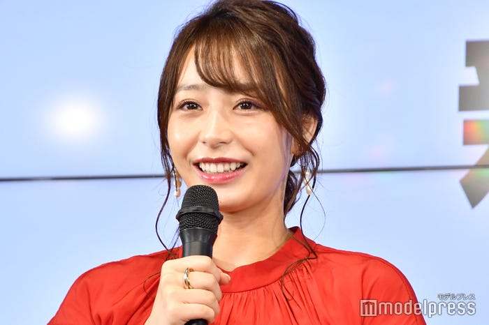 清楚なシニヨンヘア(C)モデルプレス