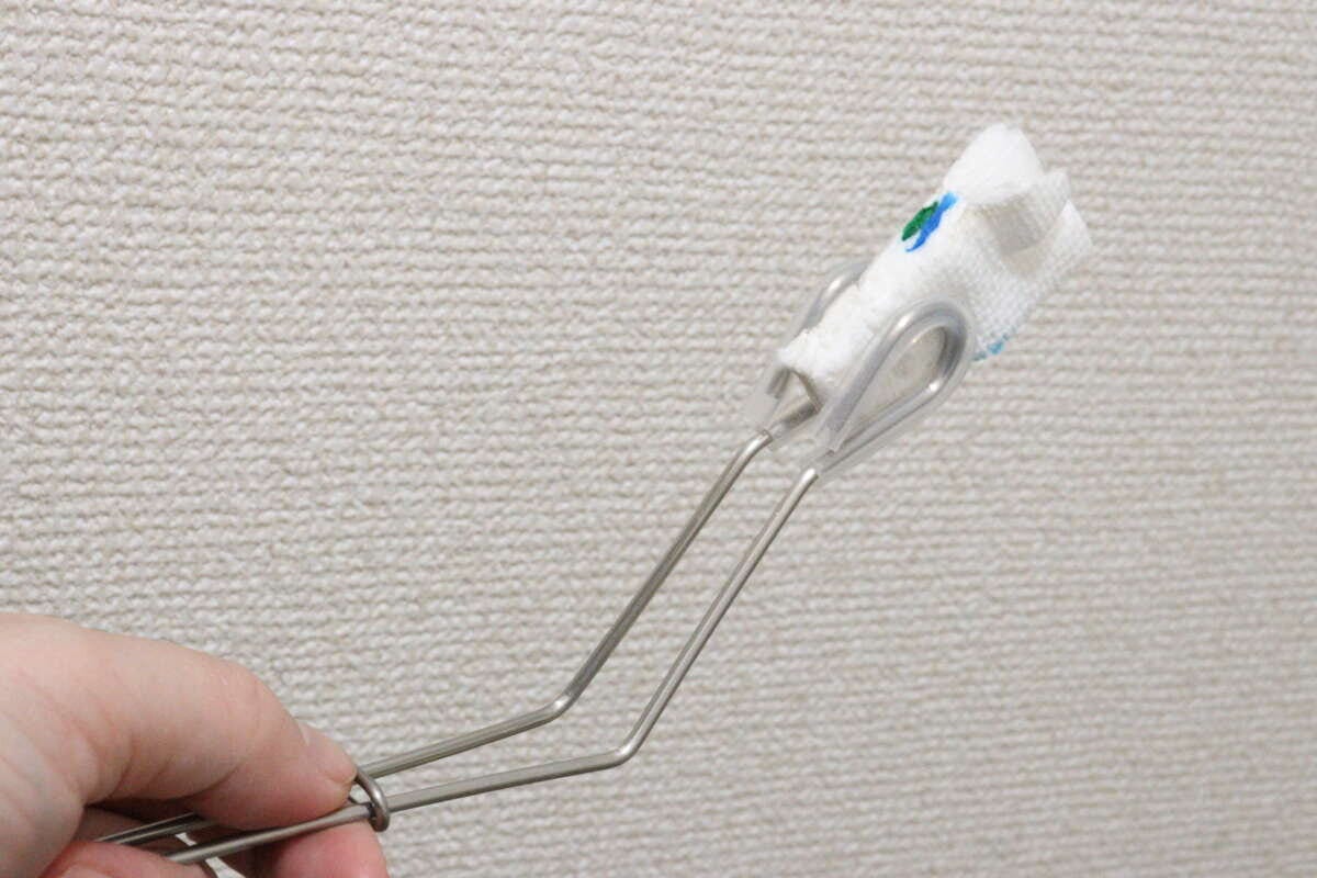セリアのトイレ用ハンギングステンレストングは留め具で固定できる