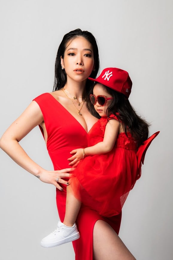 紅蘭、初の著書で子育て綴る「不安や孤独な時間もたくさんあった」娘との2ショットも披露