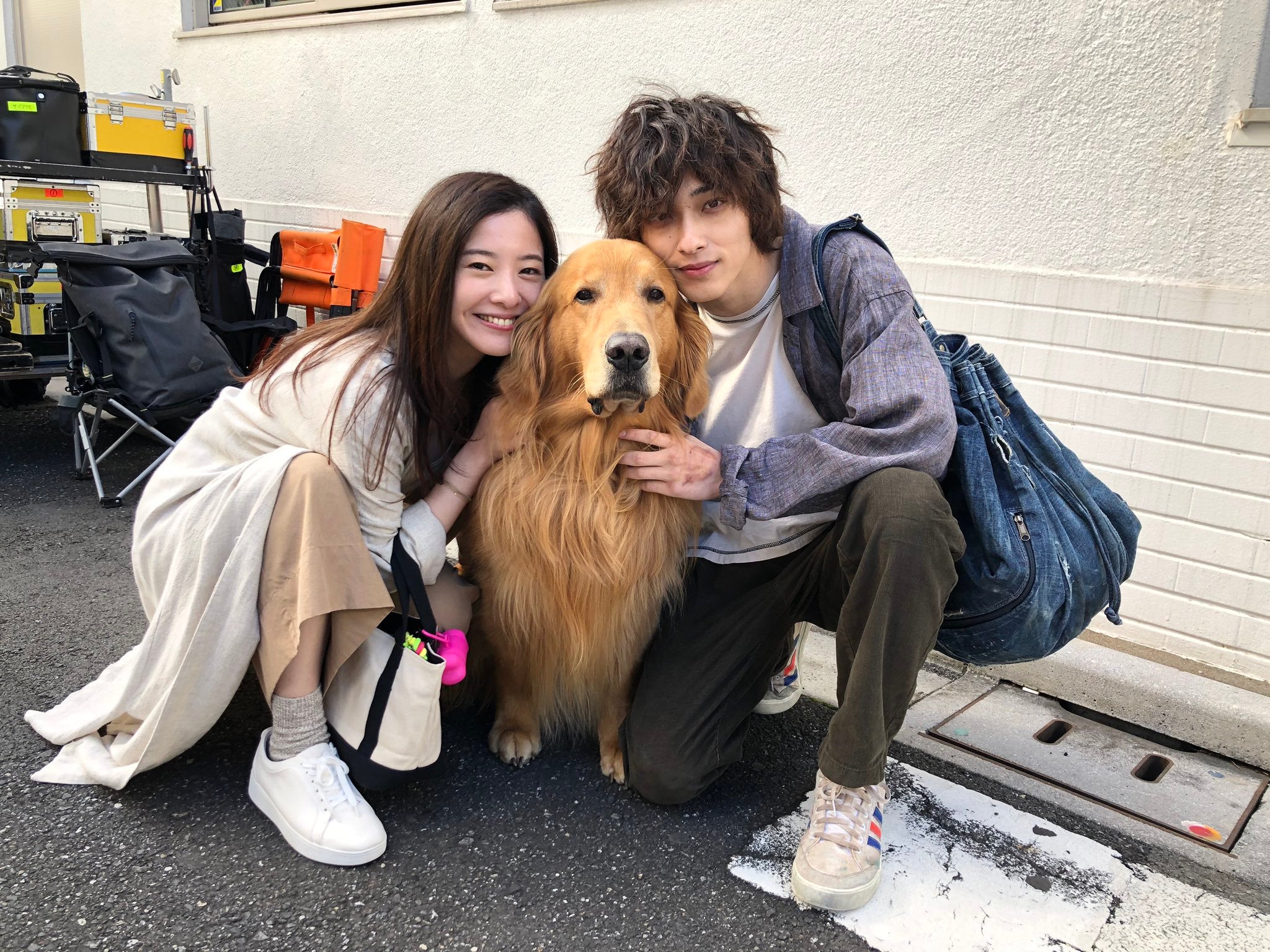 吉高由里子＆横浜流星、犬をはさんで“ギュッ” ほっこりオフショットに反響