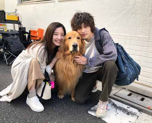 吉高由里子&横浜流星、犬をはさんで“ギュッ” ほっこりオフショットに反響