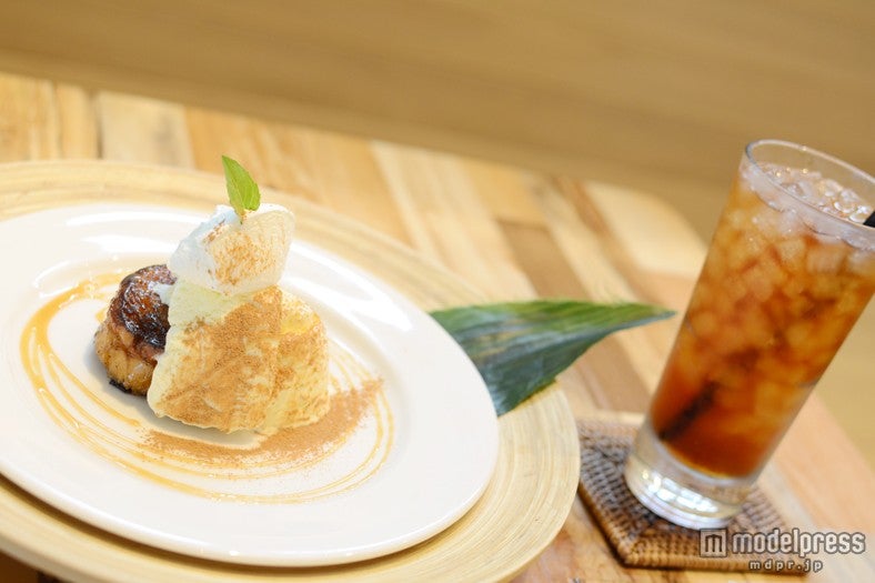 「キャラメルシナモンのフレンチトースト」￥1，050全てのフレンチトーストはドリンク付（税抜き）