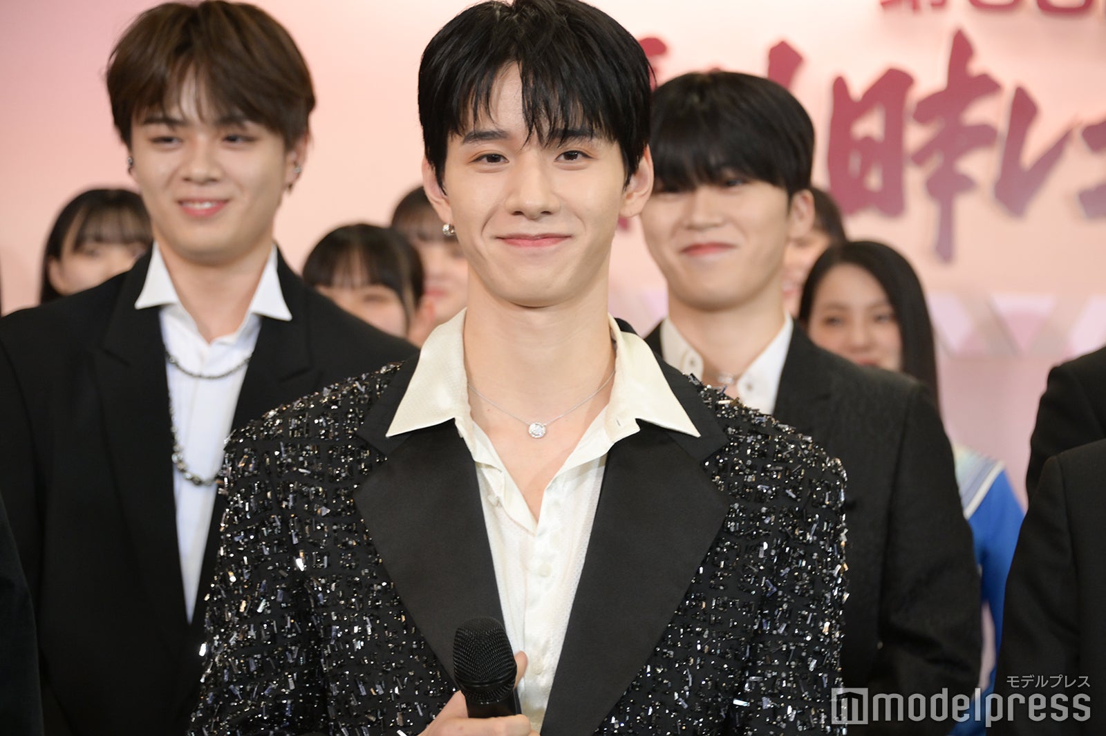 「パフォーマンスを楽しみにしているアーティスト」でimaseの名をあげて満足気な佐藤景瑚（C）モデルプレス