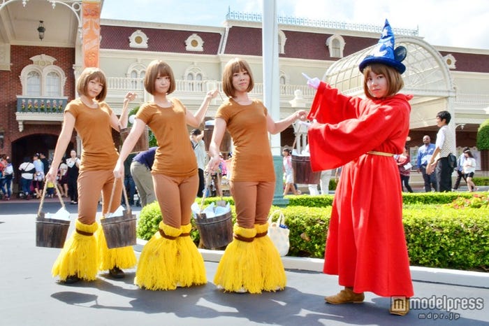 「魔法使いの弟子」のミッキーマウスとほうき(左より:ウノ、はたにょん、いもぞん、リサ)