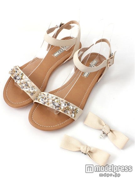ビジュー＆リボンフラットサンダル「RANDA」6,912円(税込)