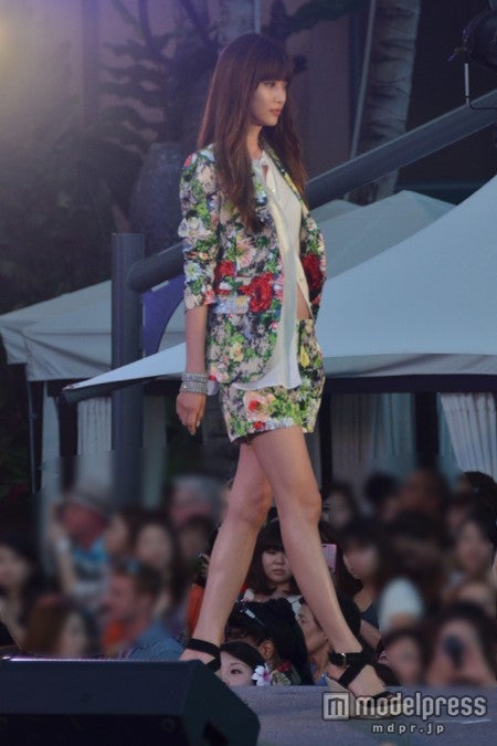 ウエストをチラ見せしたヨンア