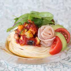 生ハムとアボカドのトマトそうめん~ラタトゥイユソース仕立て~/画像提供:日本アクセス