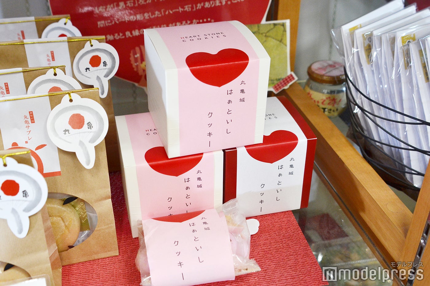 一番人気のお土産「丸亀城はぁといしクッキー」580円 （C）モデルプレス