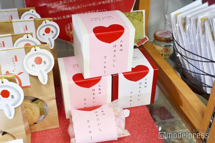 一番人気のお土産「丸亀城はぁといしクッキー」580円 (C)モデルプレス