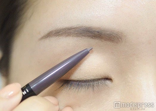 バランスを見ながら1本ずつ描き加える/写真・MAKO(C)モデルプレス