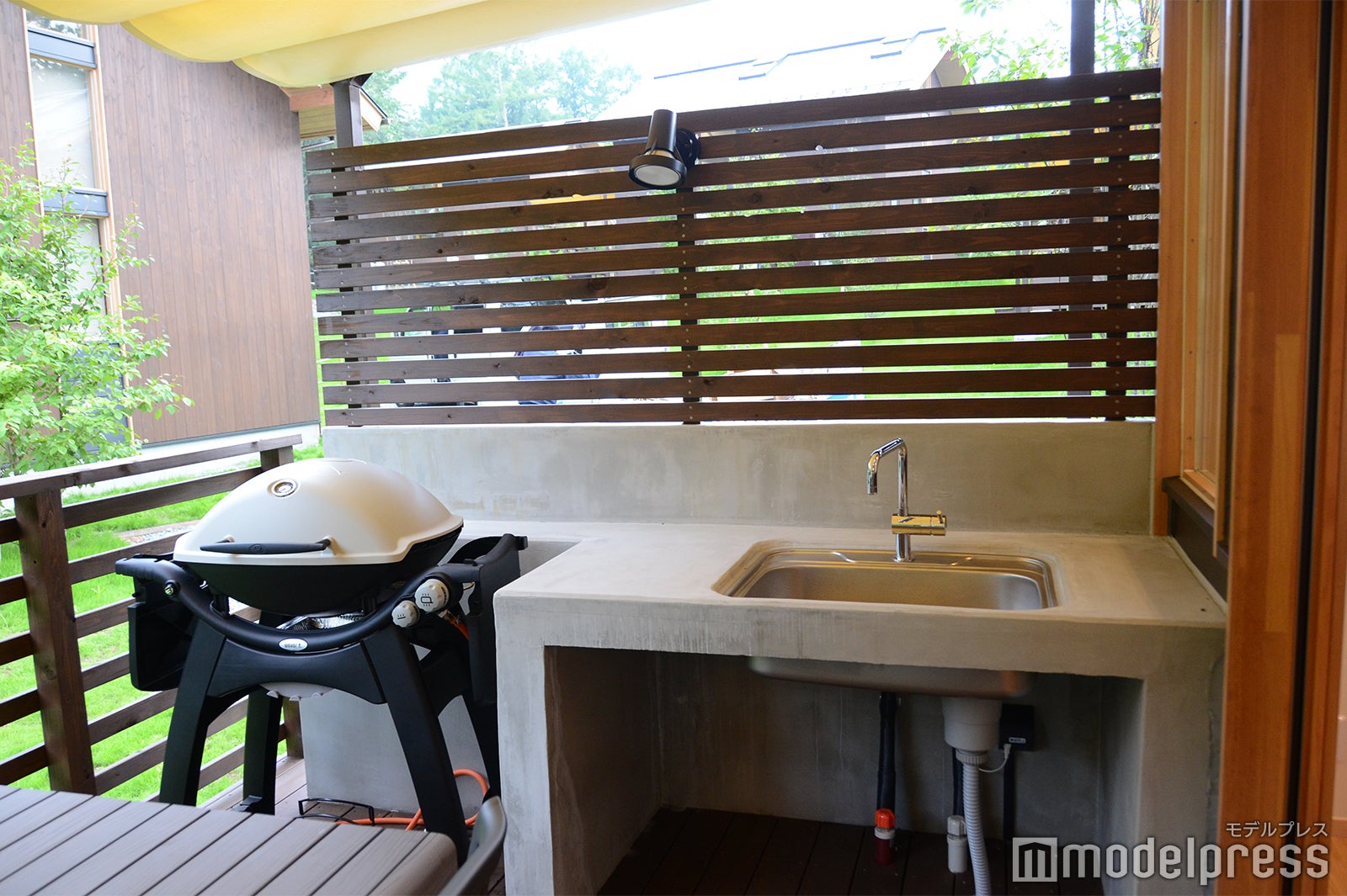 テラスにガスグリル＆水洗い場を完備（C）モデルプレス
