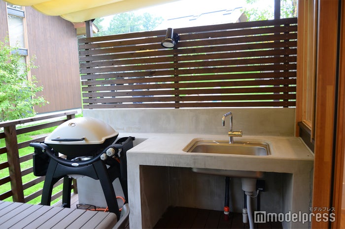 テラスにガスグリル＆水洗い場を完備（C）モデルプレス