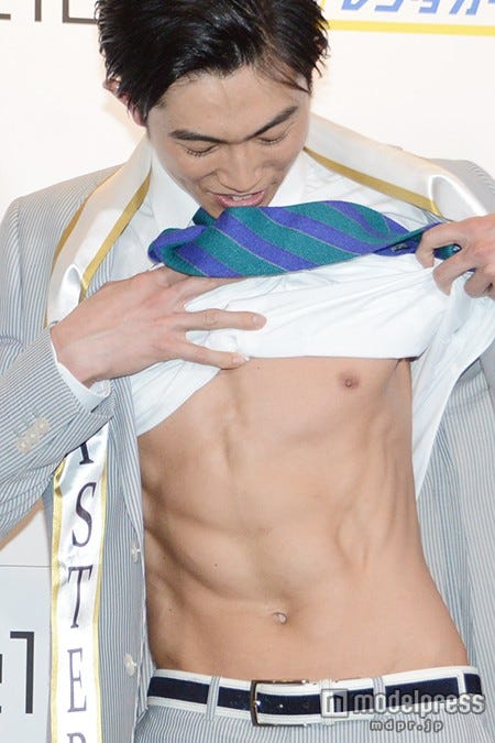 2015ミスター・ジャパンに輝いた秋田県代表のモデル、渡部純平さん(26)/見事な腹筋を披露