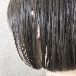 冬のファッションには寒色系のカラーが映える。