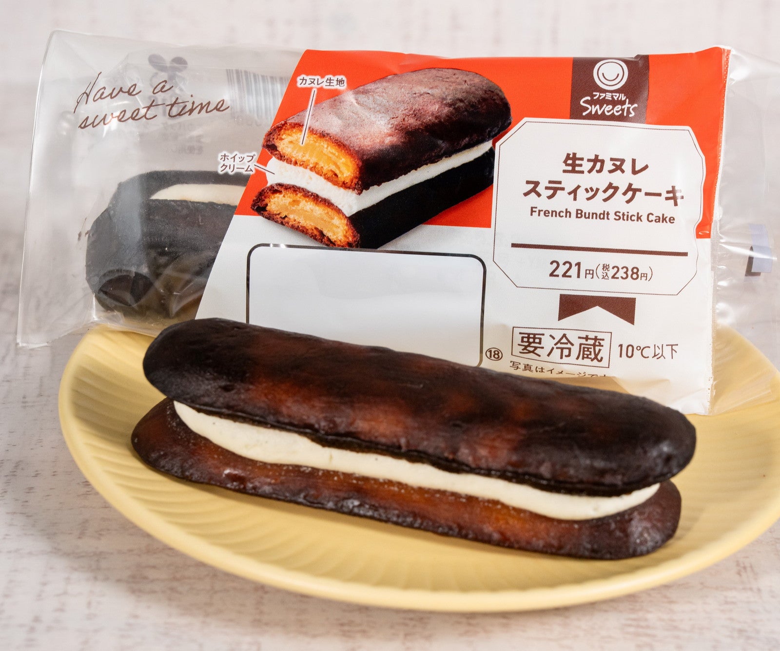 ファミマ新作「生カヌレスティックケーキ」累計940万食突破の人気スイーツが形状進化