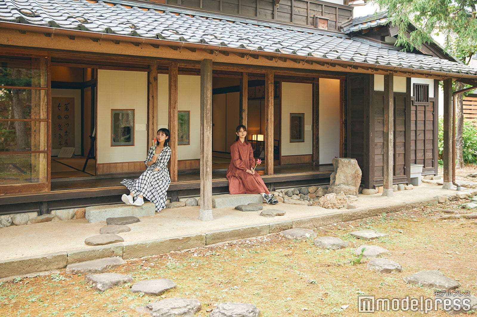 お屋敷の縁側でお庭を眺めながら休憩（C）モデルプレス