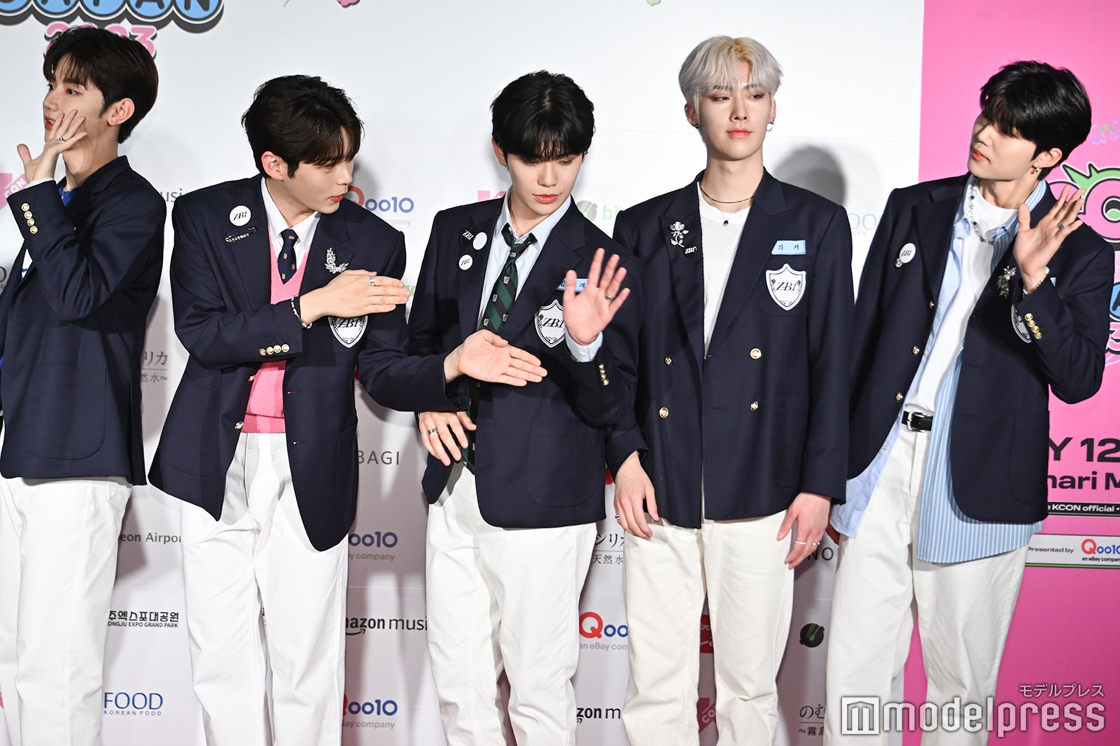 端のメンバーに声をかけるリーダーのソン・ハンビン（C）モデルプレス