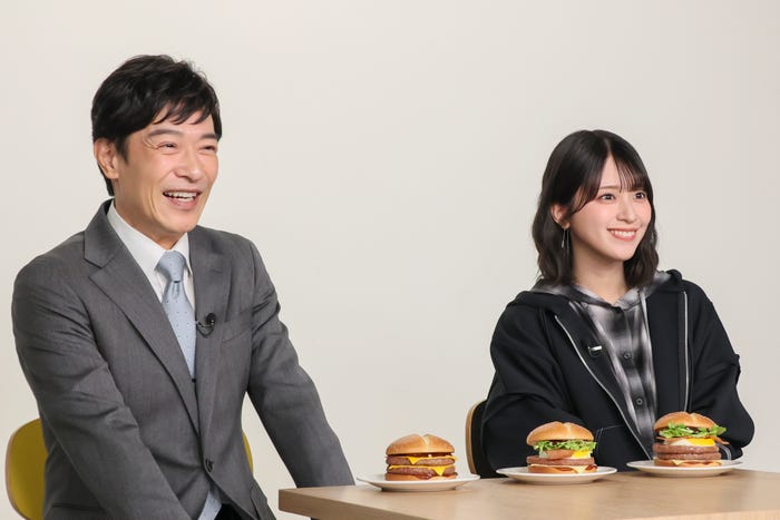 堺雅人、佐々木舞香/新CM「普通のマックじゃ物足んねえ。」篇/メイキングより(提供写真)
