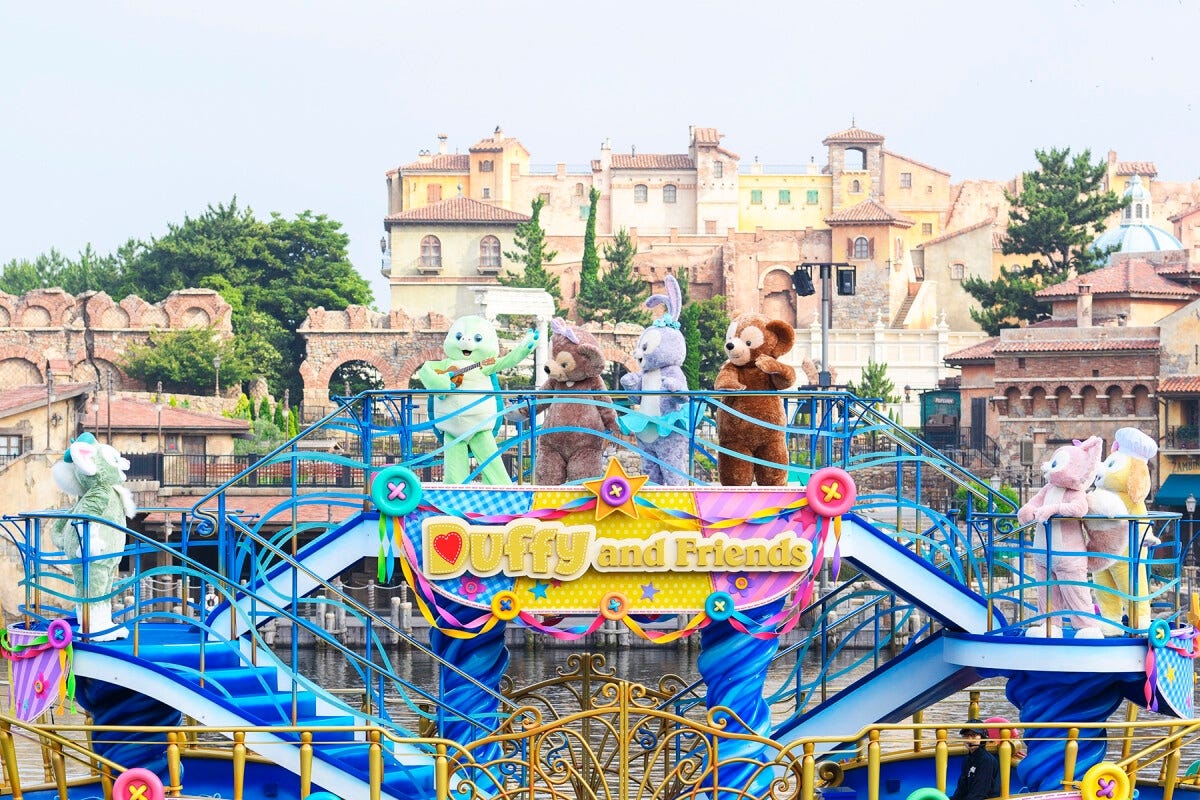 ウクレレを持ったオル・メルは音楽が好きなカメの子です