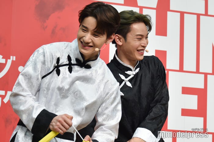 ヌンチャクアクション披露を終え笑顔を見せる佐藤景瑚、與那城奨 (C)モデルプレス