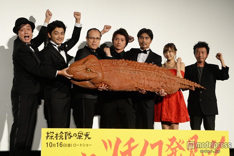 （左から）岡安章介、川村陽介、田中要次、藤原竜也、小澤征悦、佐野ひなこ、山本透監督