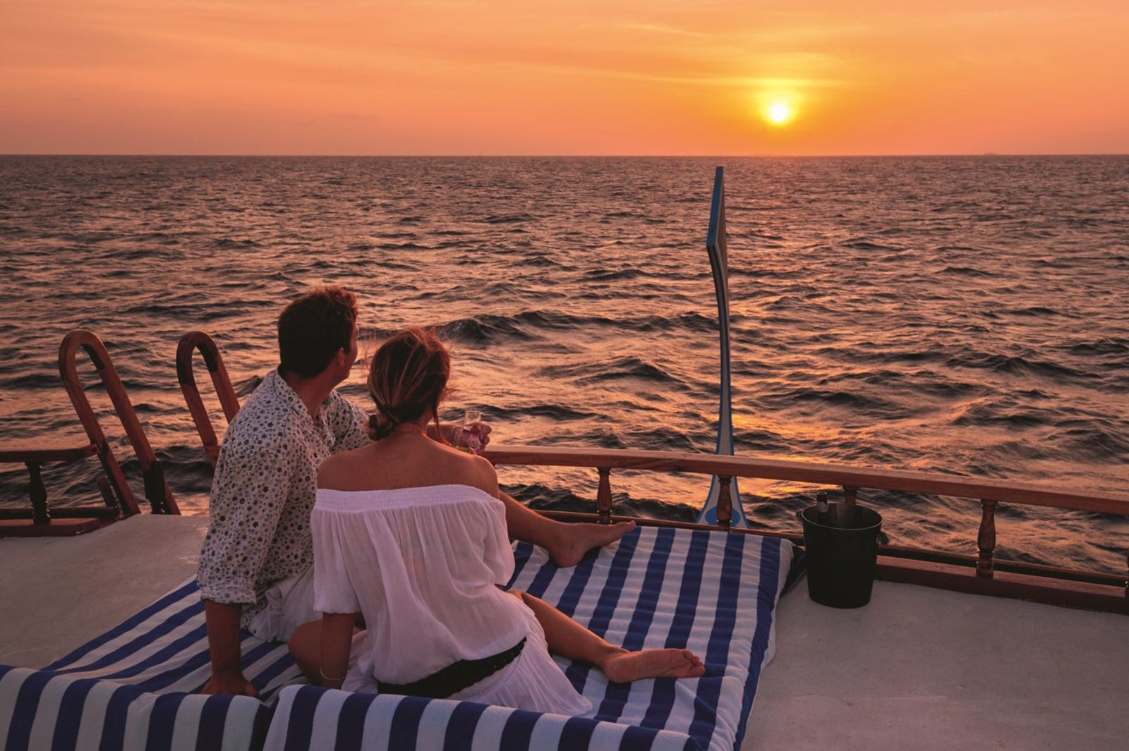 船内での時間を有効に使えるからデッキから沈む夕日をゆっくり眺めるという贅沢な時間も過ごせます！（提供画像）