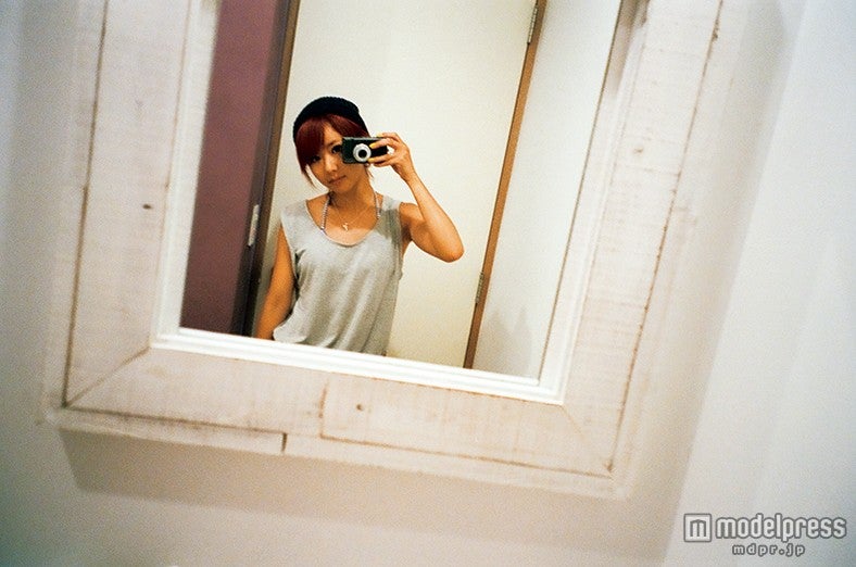 Aya自らカメラをかまえてメンバーの日常を切り取った