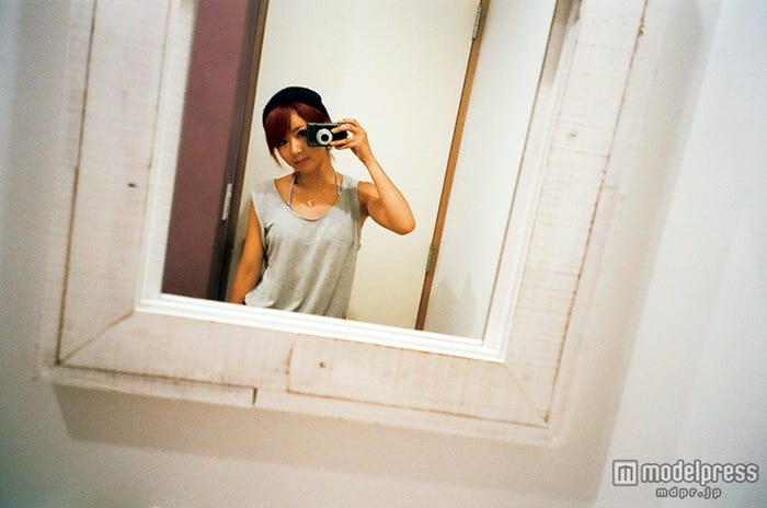 Aya自らカメラをかまえてメンバーの日常を切り取った