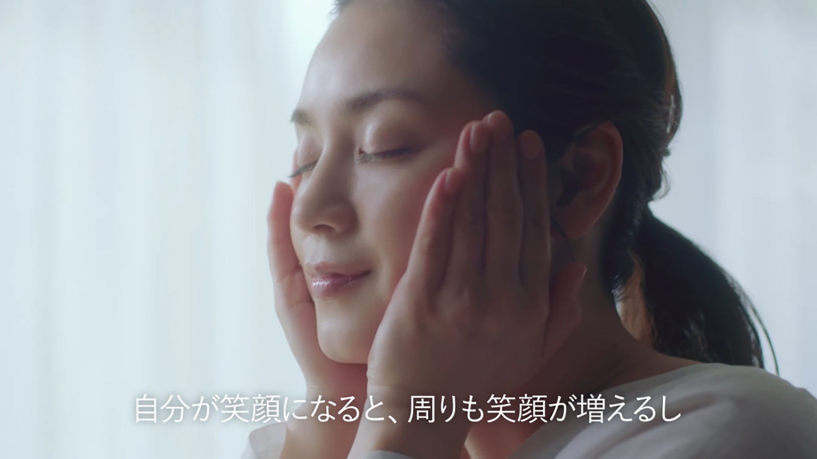 平愛梨／新TVCM『インタビュー篇』より（提供写真）