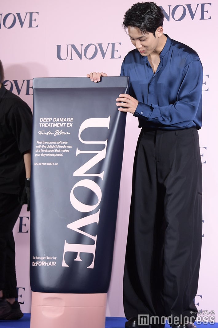 巨大オブジェに驚くミンギュ（C）モデルプレス