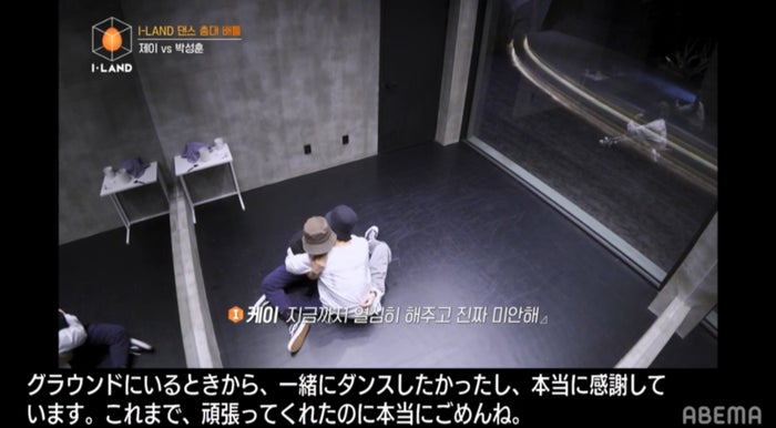 涙するジェイと慰めるケイ(C) AbemaTV, Inc.