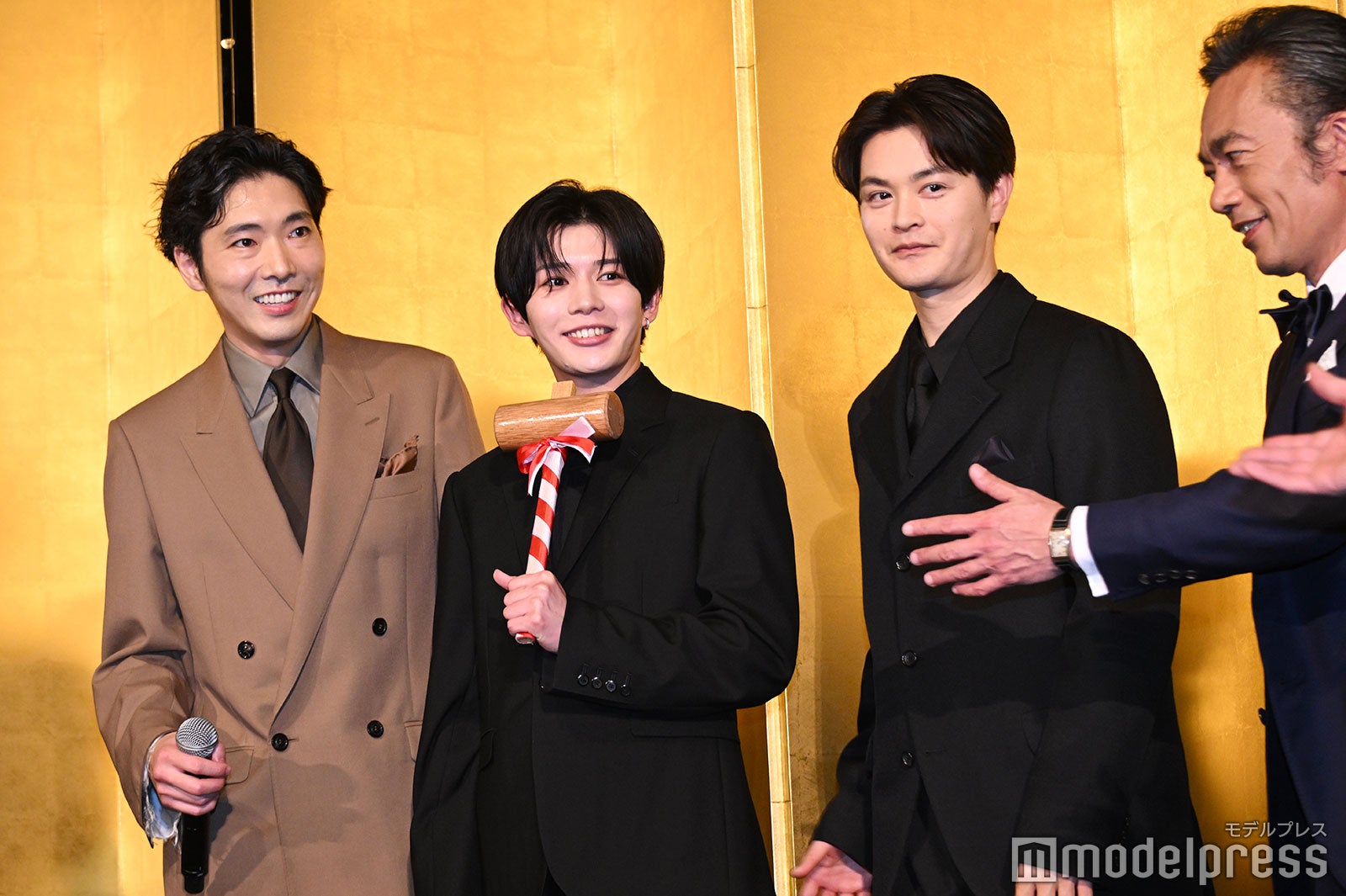 自分の杵だけなぜか回収されずマイク代わりにしてみた長尾謙杜（C）モデルプレス