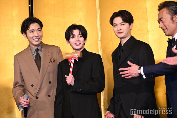 自分の杵だけなぜか回収されずマイク代わりにしてみた長尾謙杜(C)モデルプレス