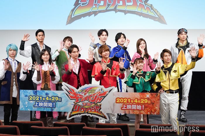 (後列左から)岸田タツヤ、小原唯和、兵頭功海、水石亜飛夢、工藤美桜、庄司浩平(前列左から)綱啓永、尾碕真花、一ノ瀬颯、小宮璃央、新條由芽、木原瑠生 (C)モデルプレス