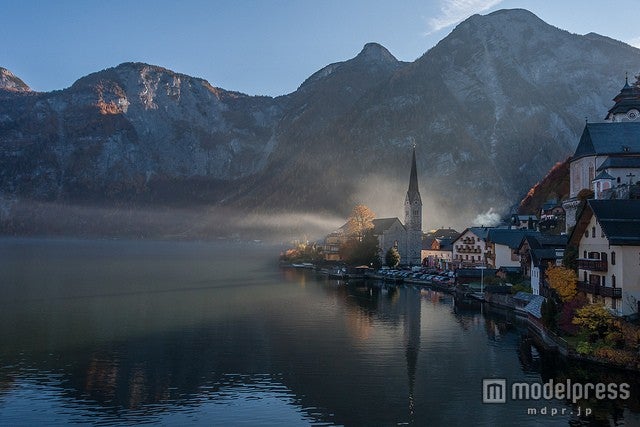 ハルシュタット湖の湖畔に並ぶ街並みが美しい「ハルシュタット」／Photo by Lenz Moser