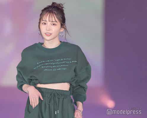 那須ほほみ、お団子ヘア×美ウエストちら見せ “あっかんべー”に観客悶絶<GirlsAward 2022 A/W>