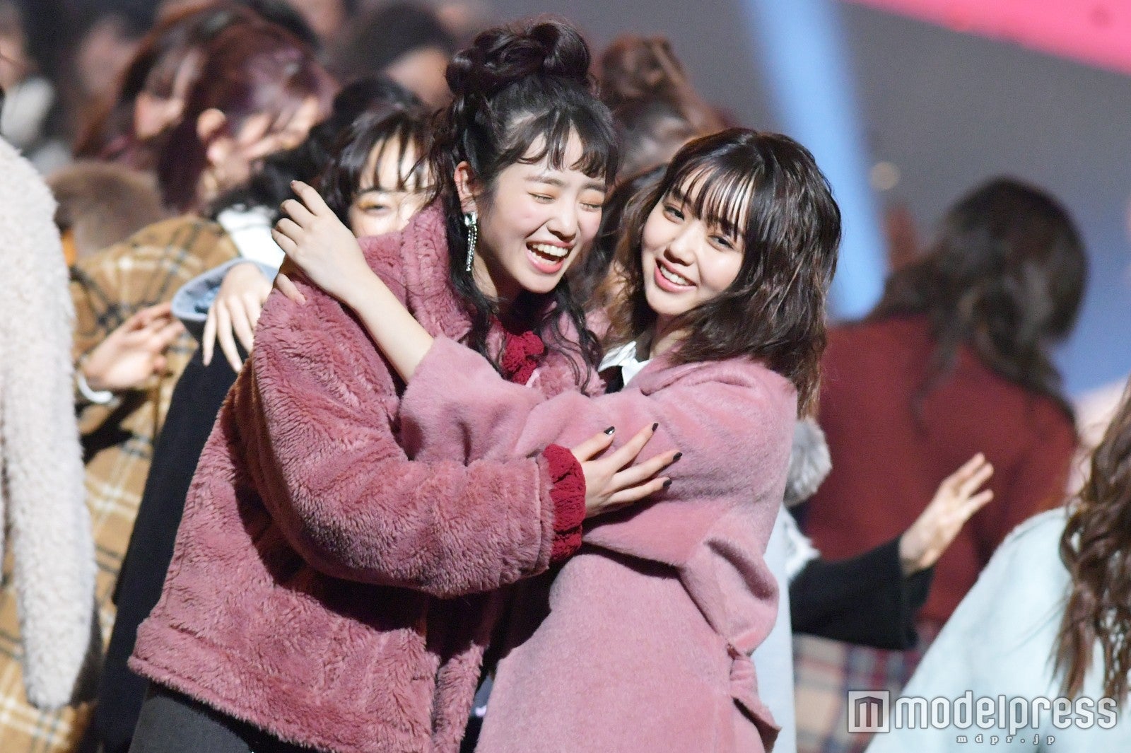 横田真悠＆江野沢愛美 （C）モデルプレス