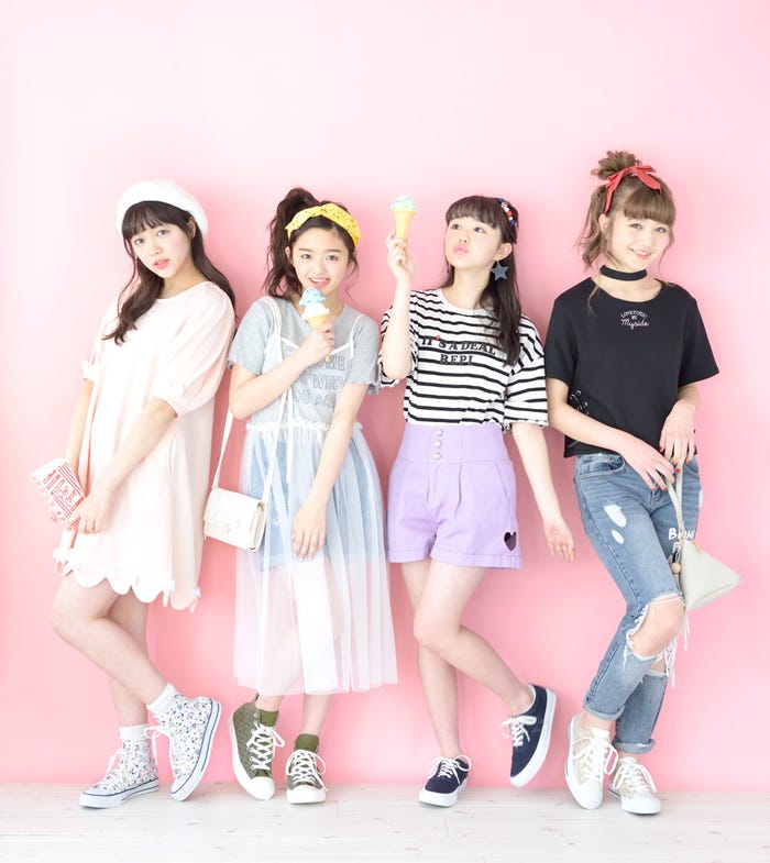 (左から)中山莉子、関りおん、伊藤小春、木村ユリヤ/「LOVE berry VOL.7」より(画像提供:徳間書店)