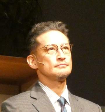 松岡昌宏49歳の今 久々に取材の場に現れ騒然「かっこよすぎる…！」「いい舞台俳優に」「最高」 下北沢にいる