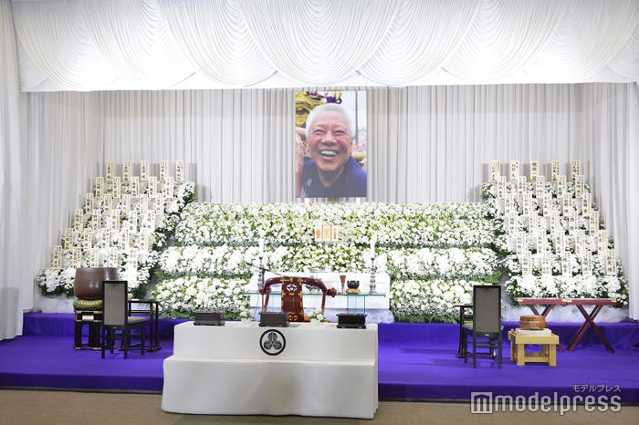 川村龍夫会長の祭壇(C)モデルプレス