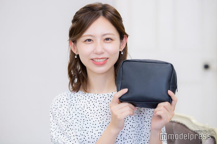 小山内鈴奈アナに普段使っているコスメを見せていただきました!(C)モデルプレス