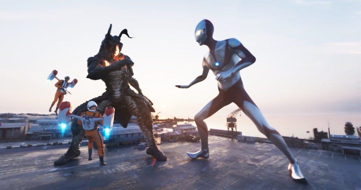 港付近でウルトラマンとゼットンの激闘が繰り広げられます　(c)TSUBURAYA