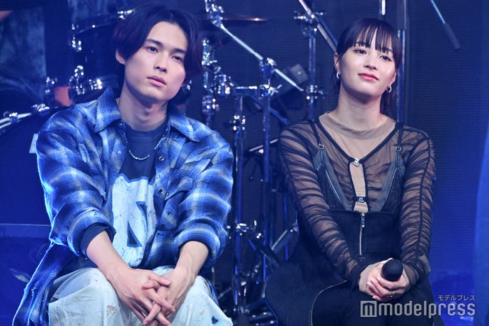 アイナ・ジ・エンドの歌声に酔いしれる松村北斗、広瀬すず(C)モデルプレス