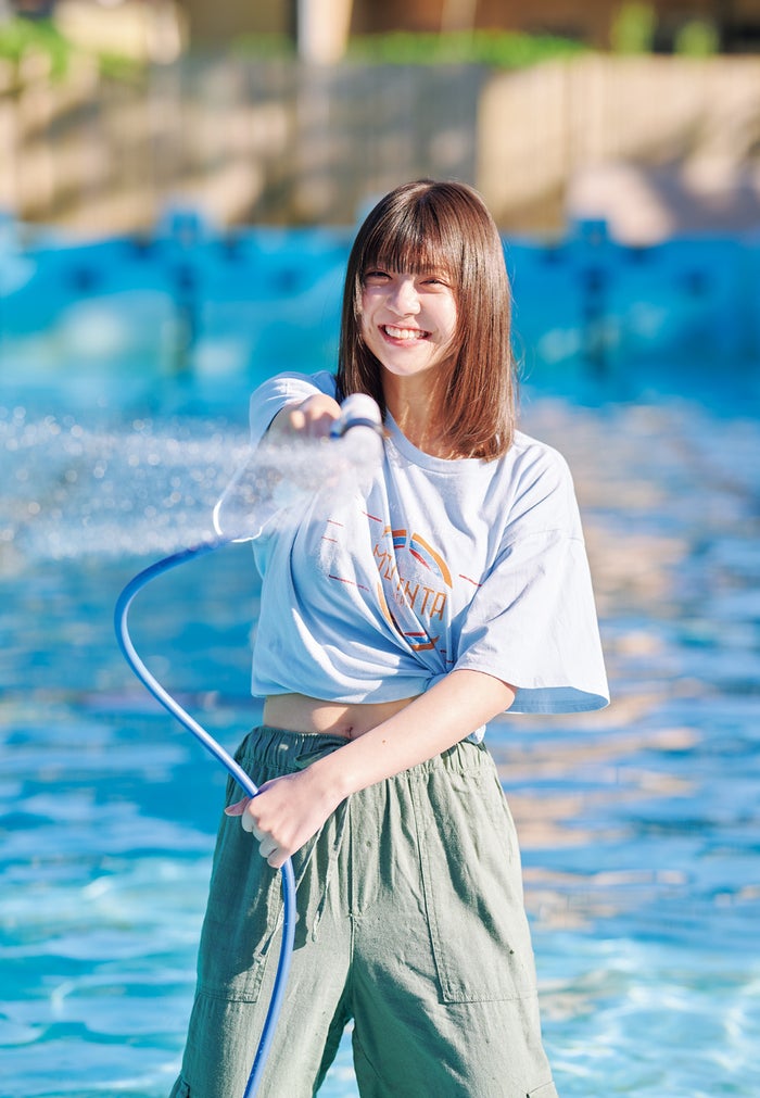 乃木坂46冨里奈央、へそ出しルックで夏らしさ全開 フレッシュな笑顔にドキッ