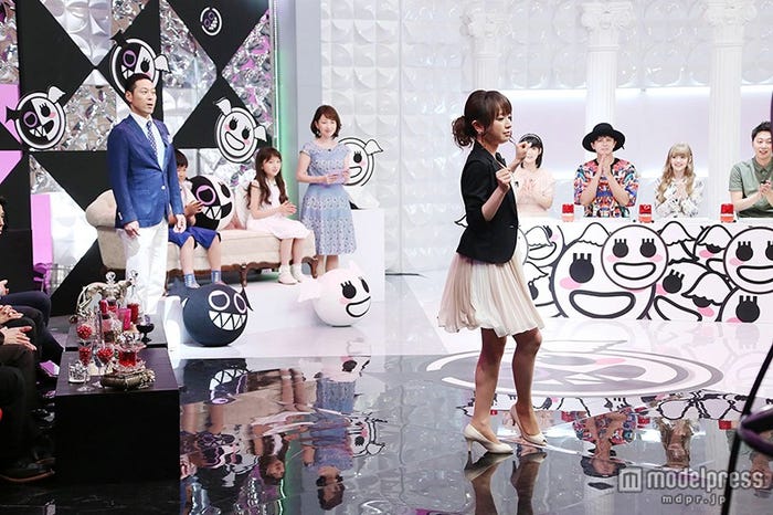 紺野あさ美アナがダンスを披露する一幕も(C)テレビ東京