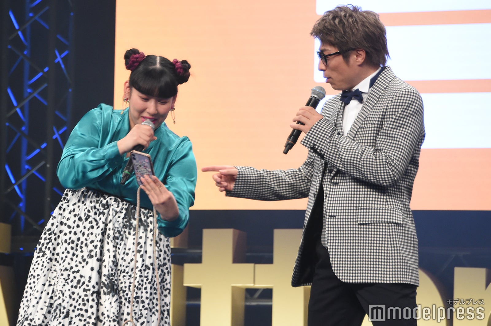 田村淳に撮影した写真を見せるゆめっち （C）モデルプレス