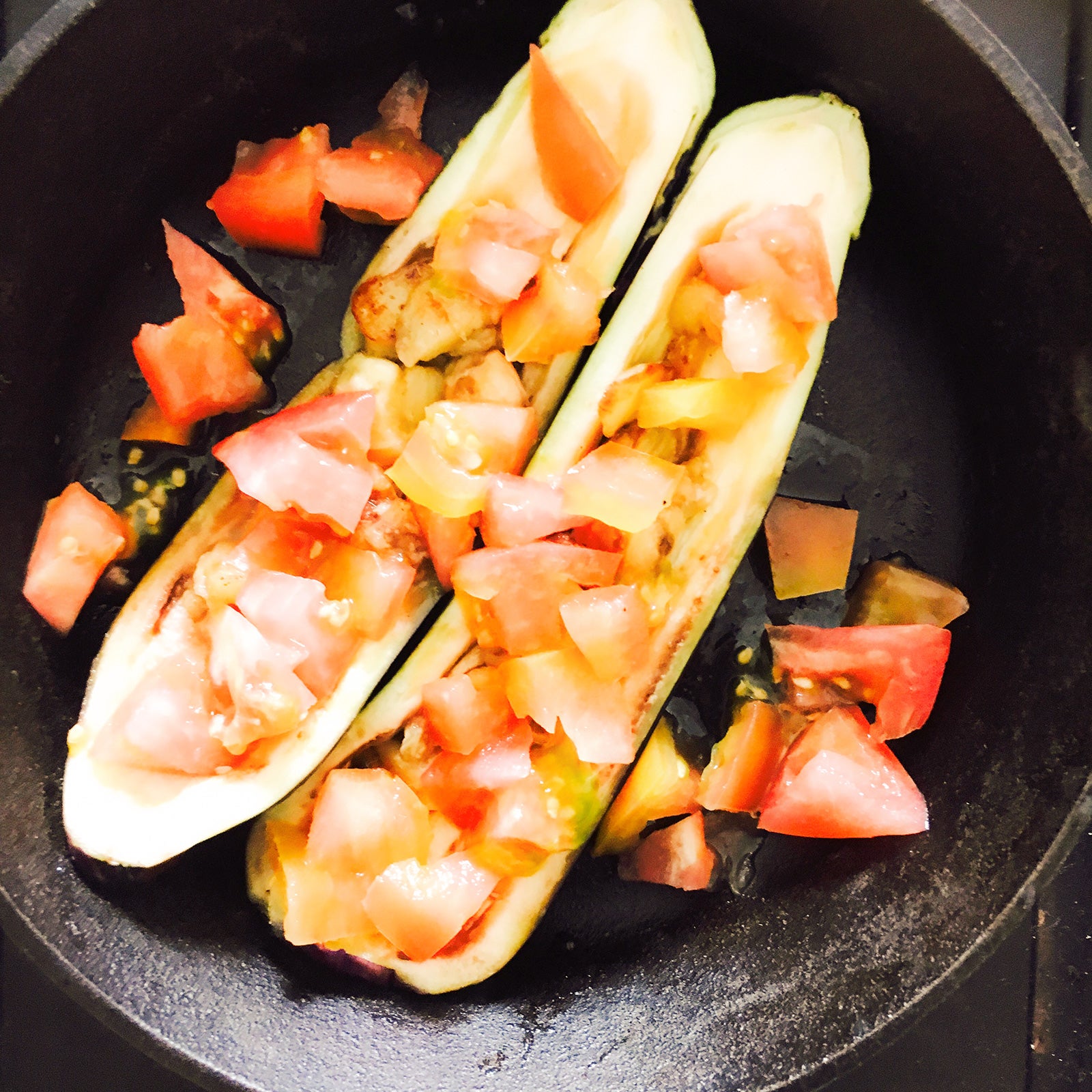 手順4：器に茄子を入れ、茄子のくり抜いた中身とトマトを盛り付ける／画像提供：柏原歩