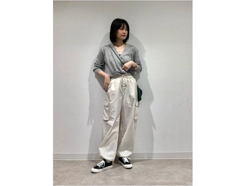 ホワイト系のカーゴパンツならよりきれいめカジュアルな雰囲気で着られます　出典：StyleHint