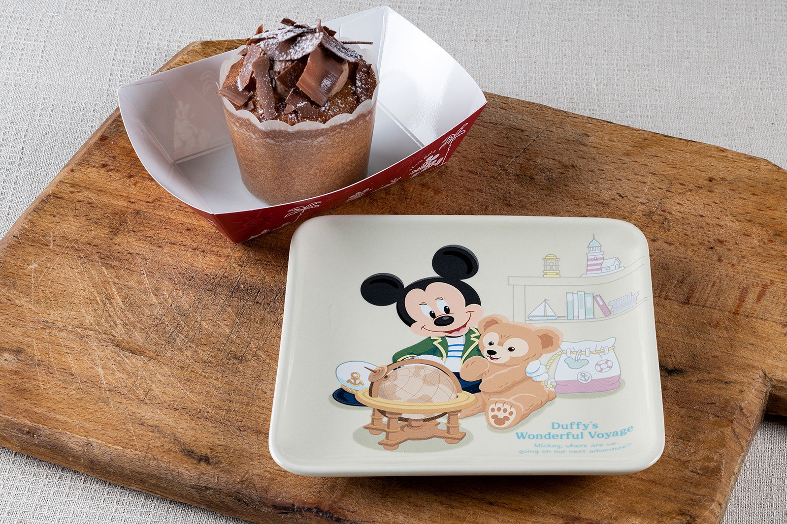 マフィン（キャラメル風味）、スーベニアプレート付き940円（C）Disney
